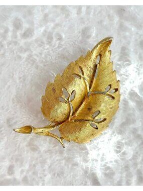 BSK Signed Gold Toned Leaf | Foliage | Autumn Cutout 80's Vintage Brooch Pin
